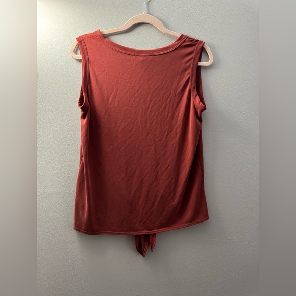 Green Envelope Rust Sleeveless Tie-Front Tank Top‎ - Picture 2 of 3
